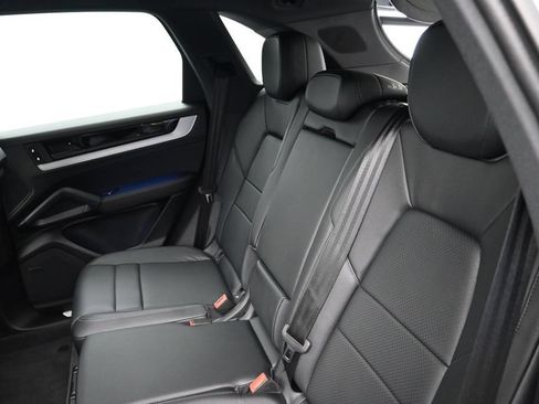 Certified 2025 Porsche Cayenne AWD/4WD image 14