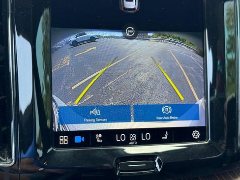 Used 2022 Volvo XC60 B5 Momentum w/ Advanced Package image 19