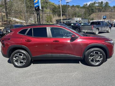 Used 2024 Chevrolet Trax LT w/ Driver Confidence Package FWD image 7