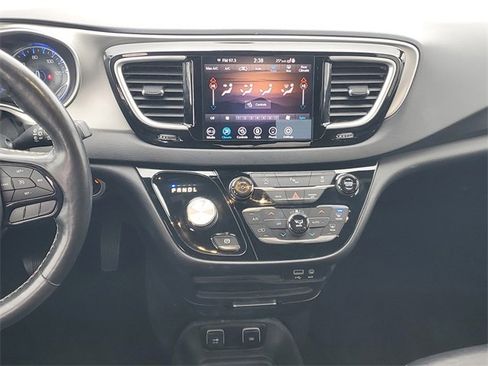 Used 2020 Chrysler Pacifica Touring-L image 14