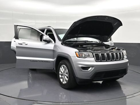 Used 2021 Jeep Grand Cherokee Laredo RWD image 29