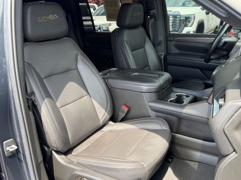 Used 2022 Chevrolet Suburban High Country AWD/4WD image 35
