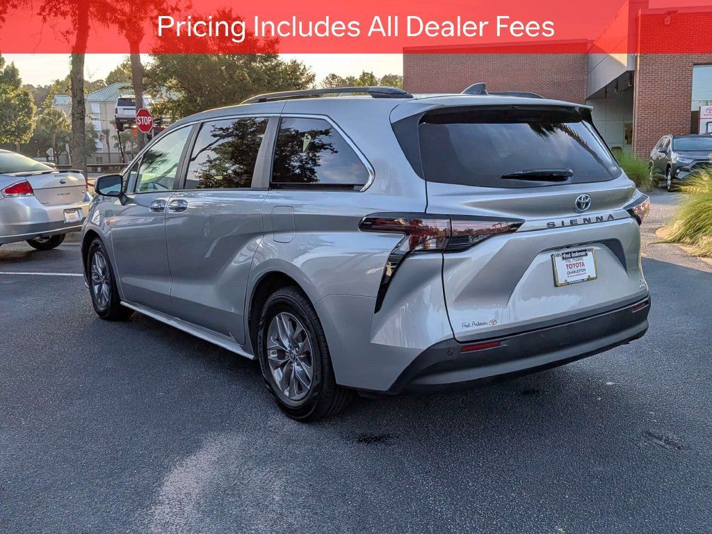 Used 2023 Toyota Sienna XLE FWD image 7