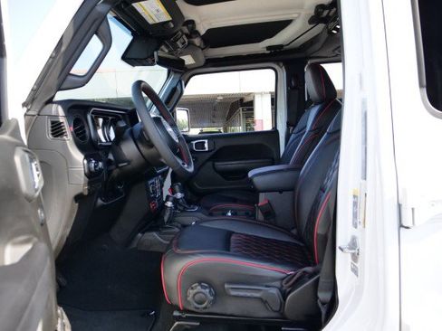 Used 2024 Jeep Gladiator Rubicon w/ Technology Group AWD/4WD image 30