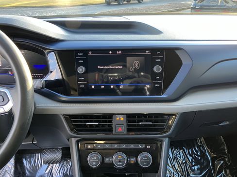 Used 2024 Volkswagen Taos SE image 25