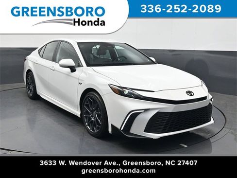 Used 2025 Toyota Camry SE w/ Convenience Package image 1