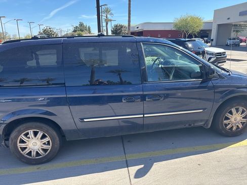 Used 2006 Chrysler Town & Country Touring image 3