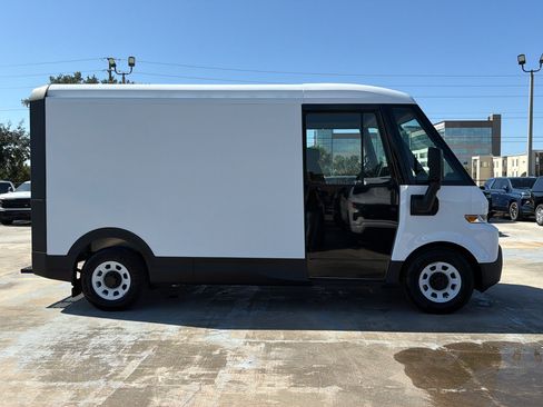 Used 2024 Chevrolet Brightdrop 400 w/ Commercial Equipment Package AWD/4WD image 11