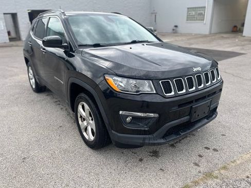 Used 2018 Jeep Compass Latitude w/ Cold Weather Group AWD/4WD image 2