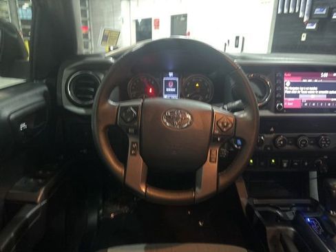 Used 2020 Toyota Tacoma TRD Off-Road w/ Technology Package AWD/4WD image 33