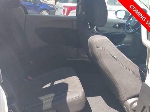 Used 2022 Chrysler Voyager LX FWD image 7
