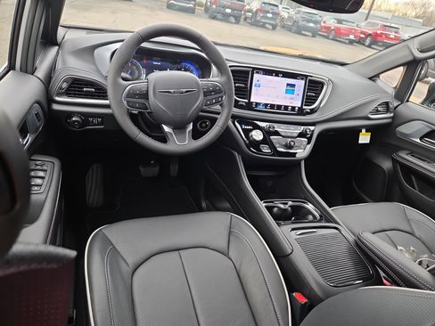 New 2026 Chrysler Pacifica Limited image 8