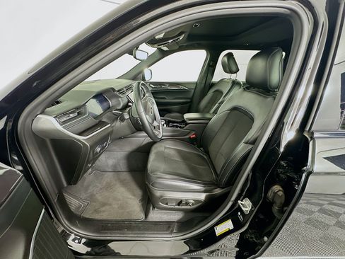 Used 2022 Jeep Grand Cherokee L Laredo image 13