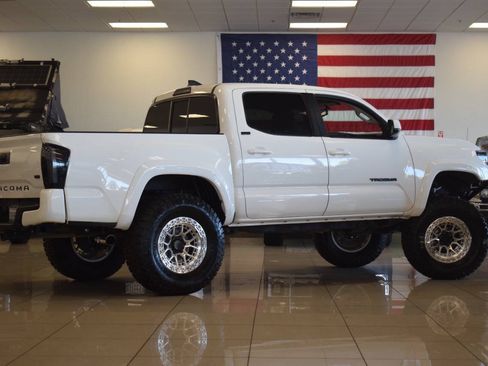 Used 2017 Toyota Tacoma SR5 RWD image 38