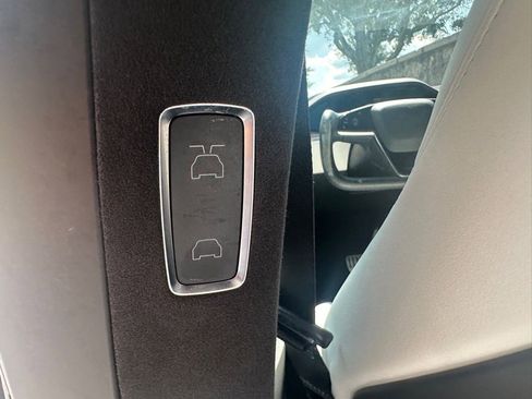 Used 2022 Tesla Model X image 47