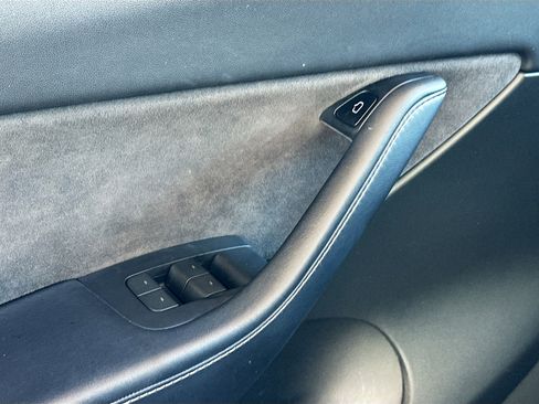 Used 2022 Tesla Model Y Long Range AWD/4WD image 17