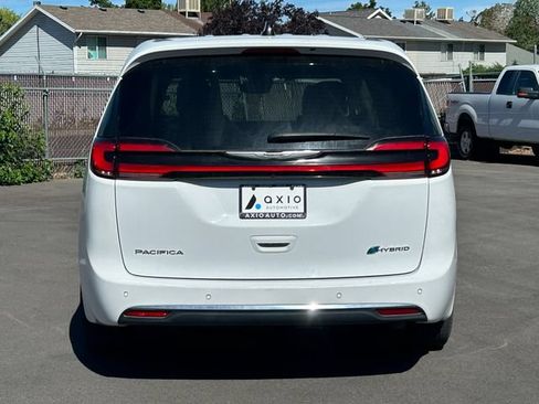 Used 2024 Chrysler Pacifica Limited FWD image 6