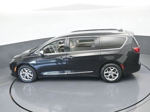 Used 2019 Chrysler Pacifica Limited image 52