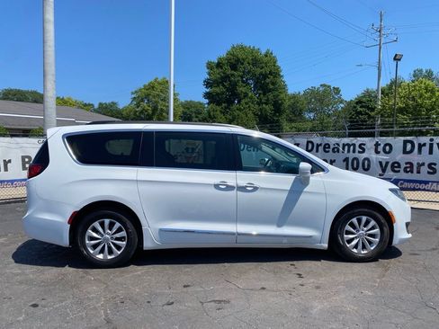 Used 2017 Chrysler Pacifica Touring-L w/ Safetytec Group FWD image 2
