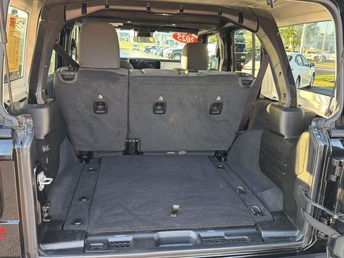 Used 2025 Jeep Wrangler Unlimited Sahara AWD/4WD image 32