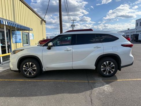 Used 2022 Toyota Highlander XLE image 2