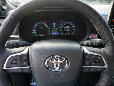 Used 2025 Toyota Sienna Platinum image 26