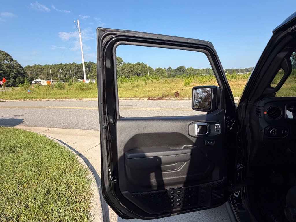 Used 2025 Jeep Gladiator Mojave w/ Technology Group AWD/4WD image 45