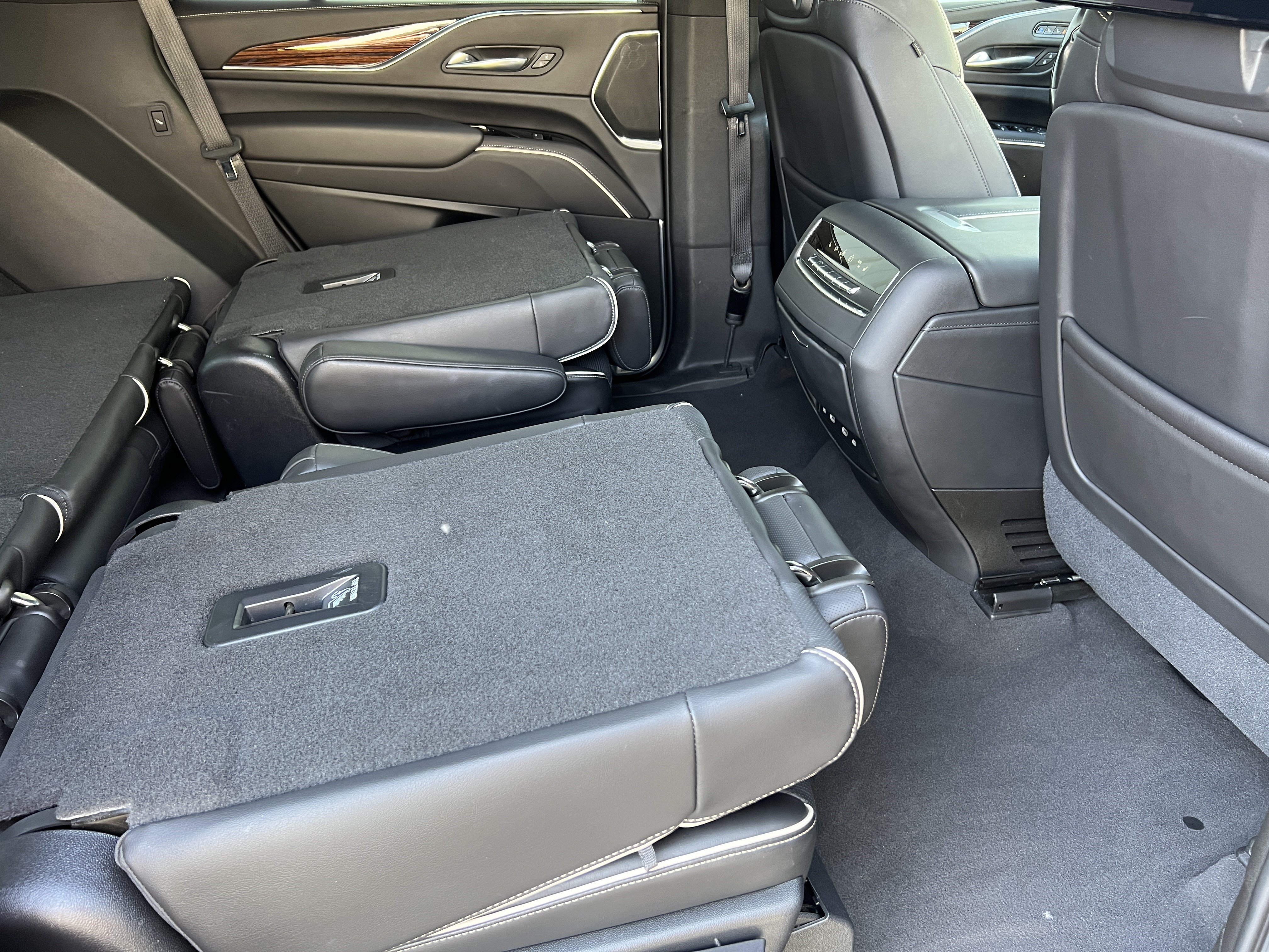 Used 2021 Cadillac Escalade Premium Luxury AWD/4WD image 25