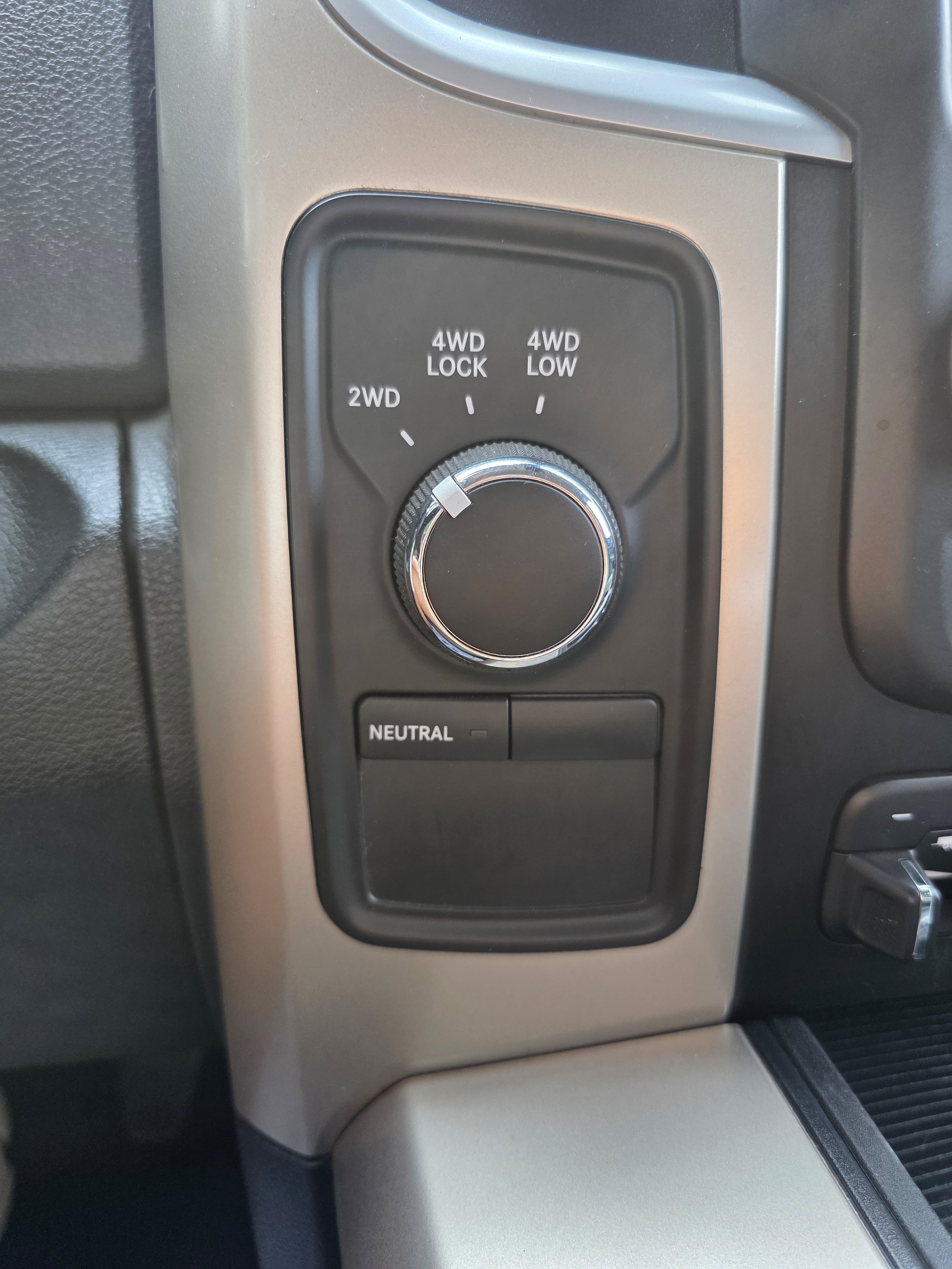Used 2014 RAM 2500 SLT w/ Luxury Group AWD/4WD image 14