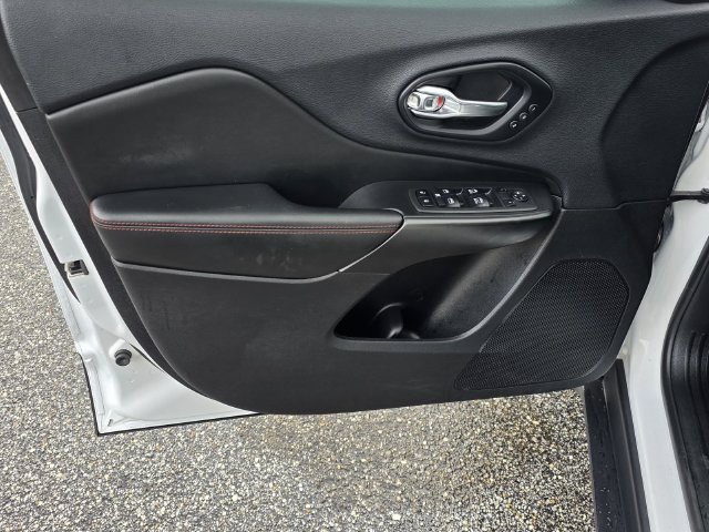 Used 2019 Jeep Cherokee Trailhawk AWD/4WD image 36