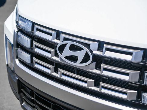 Used 2025 Hyundai Santa Cruz SE FWD image 3