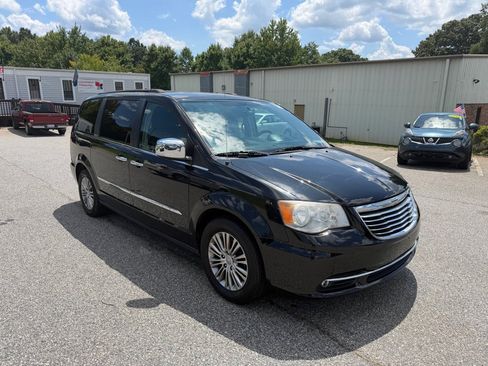 Used 2014 Chrysler Town & Country Touring-L w/ Driver Convenience Group FWD image 2