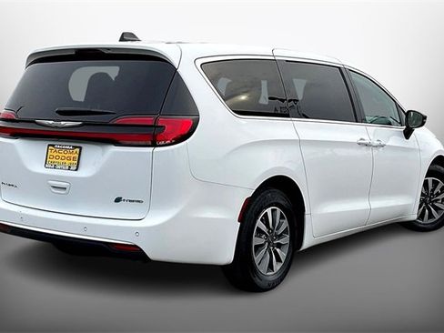 Used 2024 Chrysler Pacifica Select image 13