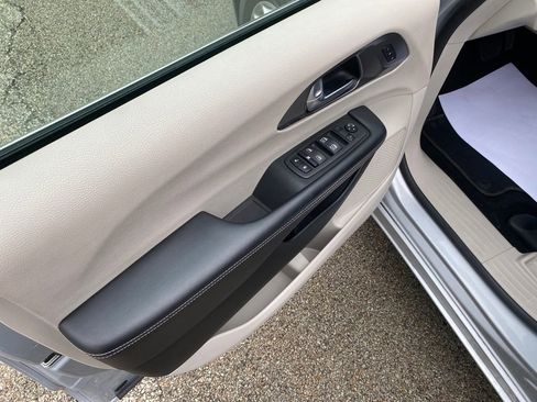 Used 2023 Chrysler Pacifica Touring-L FWD image 12