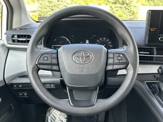Used 2025 Toyota Sienna LE AWD/4WD image 7