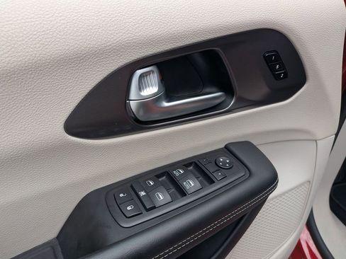 Used 2024 Chrysler Pacifica Touring-L FWD image 14