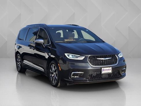 Used 2021 Chrysler Pacifica Pinnacle image 3