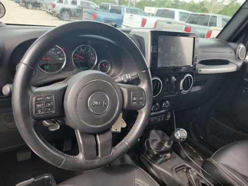 Used 2017 Jeep Wrangler Rubicon w/ Power Convenience Group AWD/4WD image 12