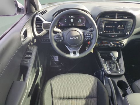 Used 2025 Kia Soul LX w/ LX Technology Package FWD image 10