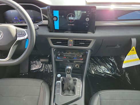 New 2026 Volkswagen Taos SE FWD image 5