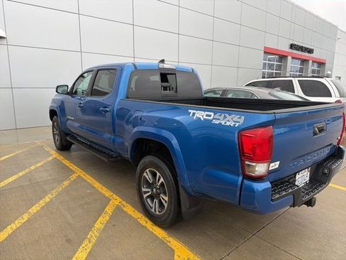 Used 2017 Toyota Tacoma TRD Sport image 4