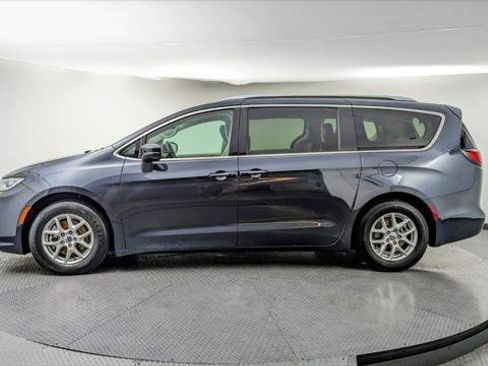 Used 2021 Chrysler Pacifica Touring-L image 3