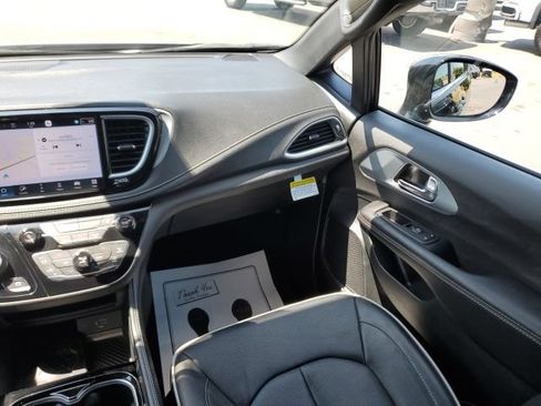 Used 2026 Chrysler Pacifica Limited FWD image 16