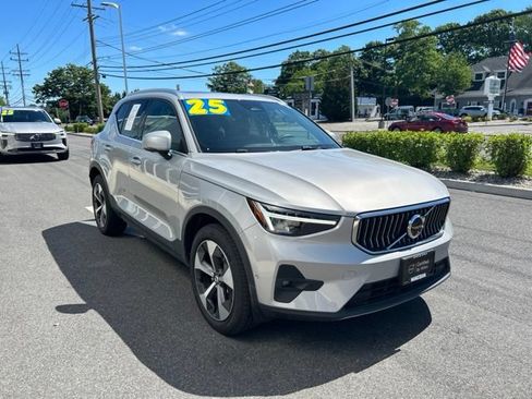 Certified 2025 Volvo XC40 B5 Plus AWD/4WD image 6
