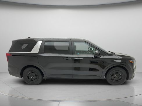 Used 2025 Kia Carnival FWD image 4