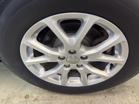 Used 2018 Jeep Cherokee Latitude Plus w/ Comfort/Convenience Group image 31