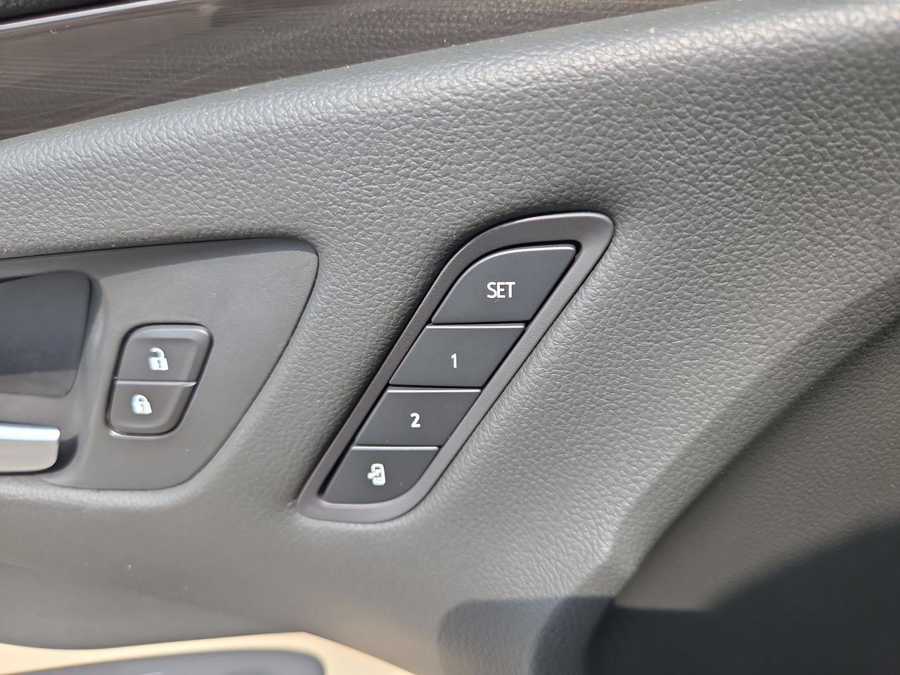 Used 2020 Buick Envision Essence w/ Experience Buick Package AWD/4WD image 17