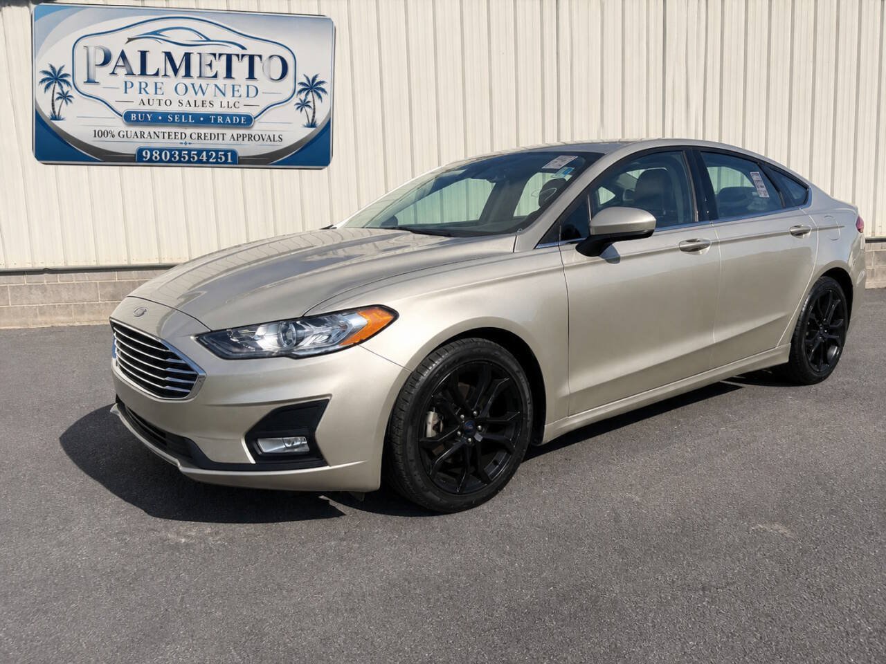 Used 2019 Ford Fusion SE w/ Equipment Group 151A FWD image 2