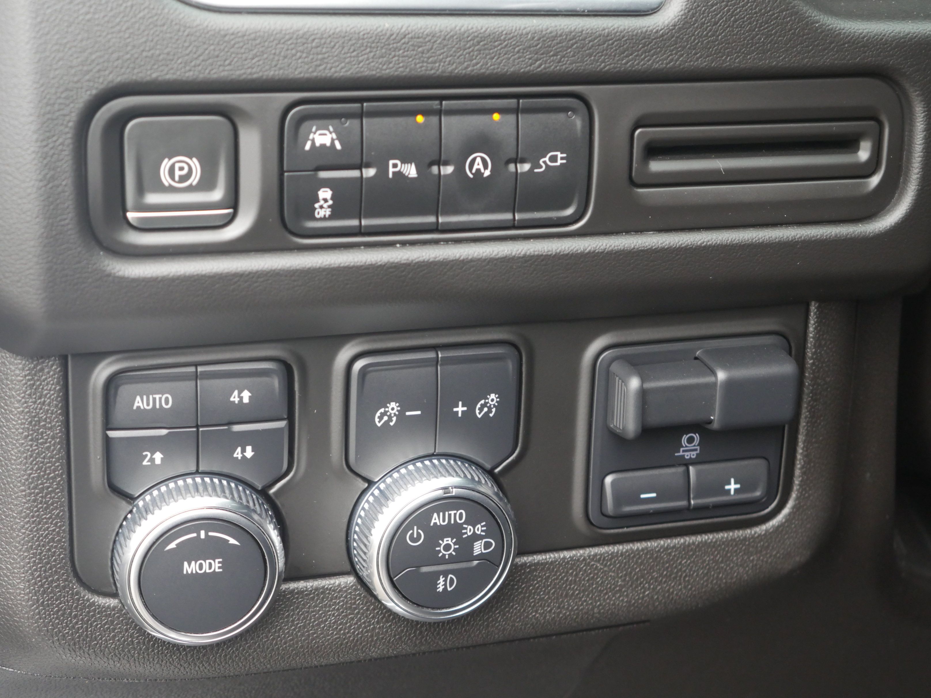 Used 2021 GMC Yukon SLT w/ Rear Media and Nav Package AWD/4WD image 5