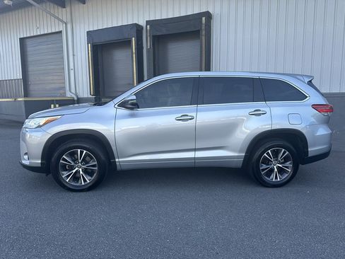 Used 2017 Toyota Highlander LE image 2